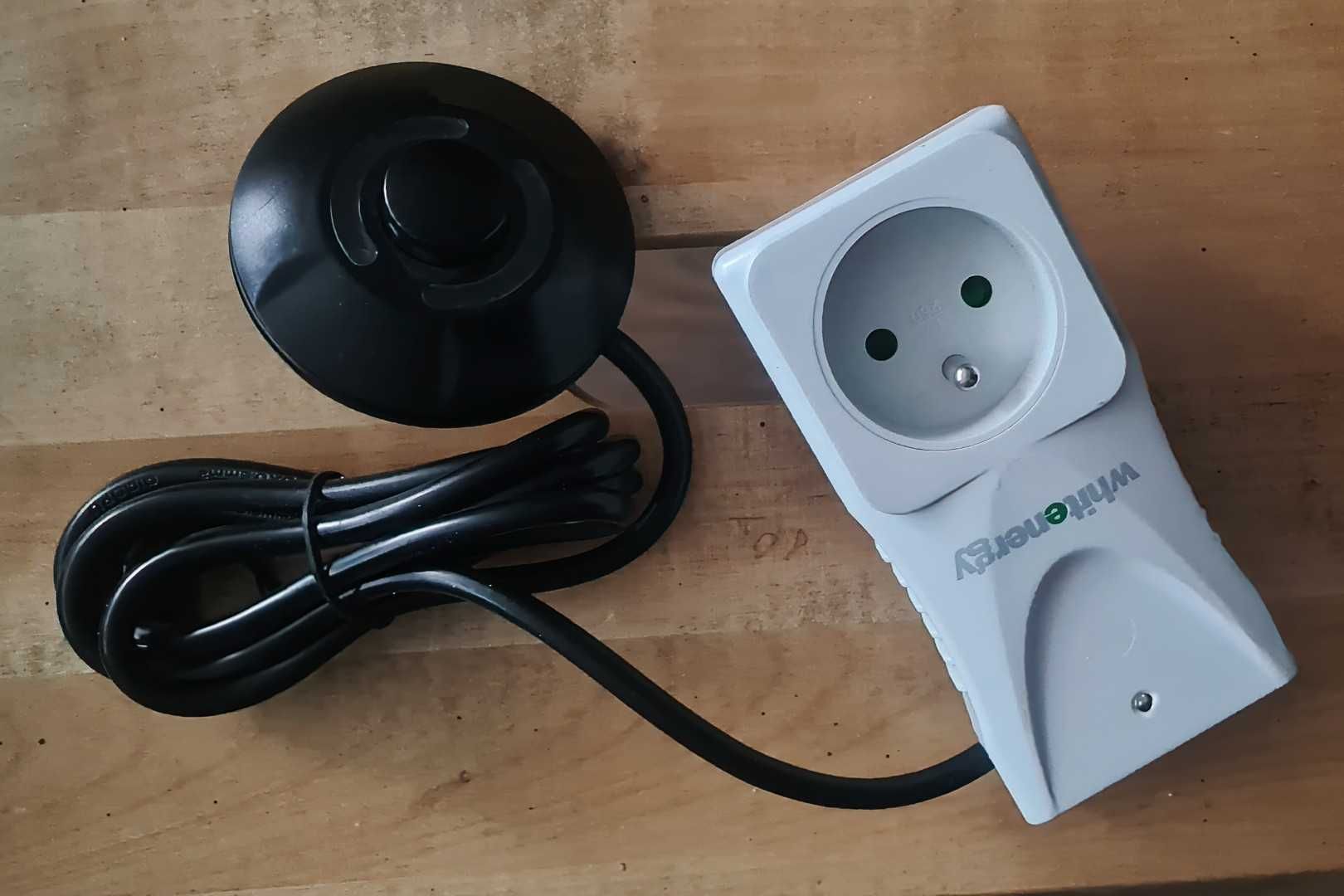 Gniazdo elektryczne z wyłącznikiem nożnym.