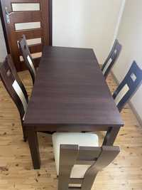 Stół z krzesłami salonowymi