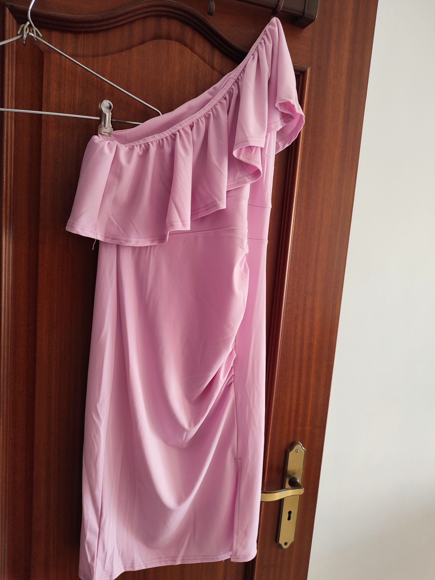 Vendo vestido rosa ...ideal para um dia especial