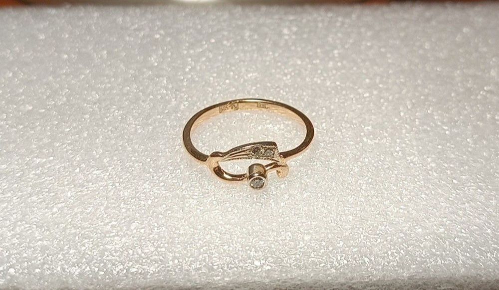 Золотое кольцо с брилиантом