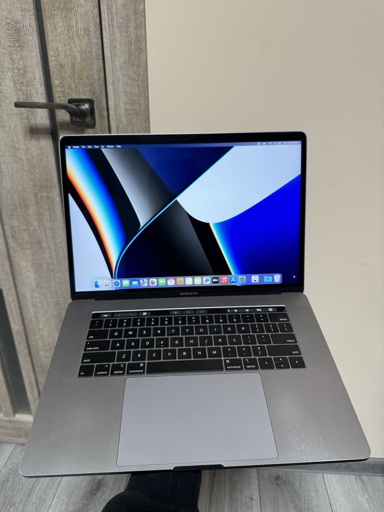 Macbook pro 15 2018 core i7 2.2ghz 32/256gb amd pro 555x 4gb