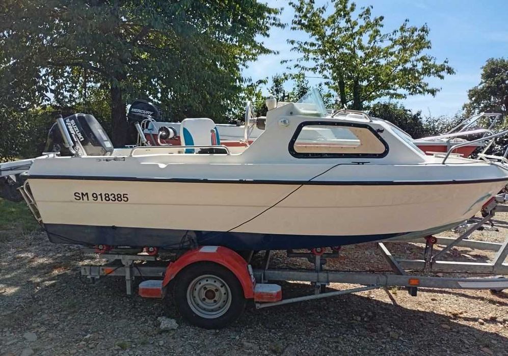 Barco OMC435 de 1995 com reboque em ótimo estado — sem motor