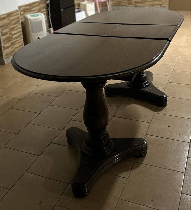 Mesa de jantar em madeira