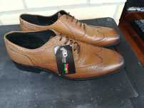 Sapatos clássicos novos