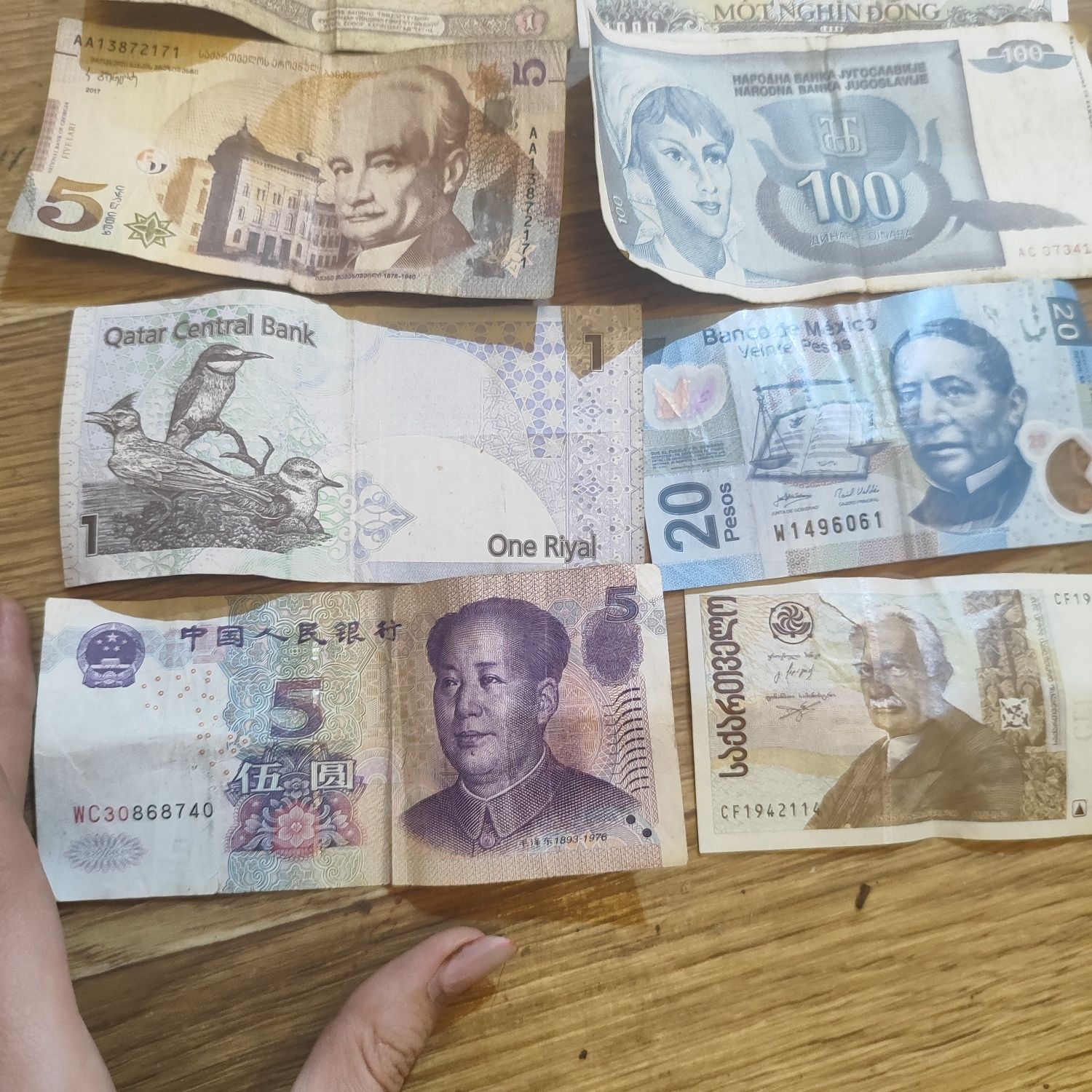 Старі банкноти, з різних країн