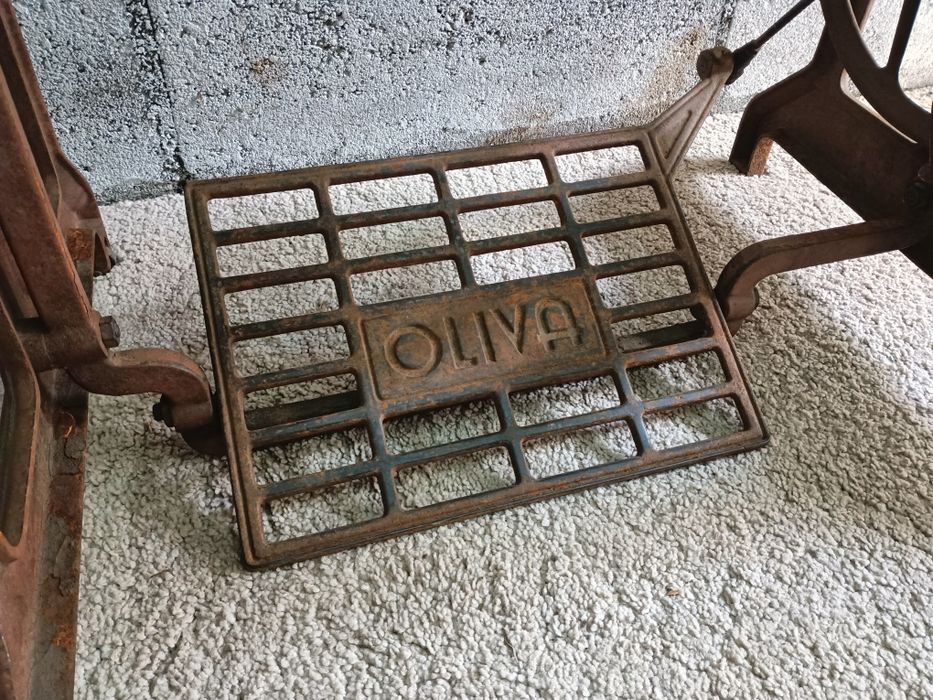 Base de máquina de costura olliva original com tampo em vidro,