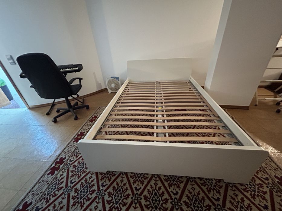 Cama branca de casal com estrado