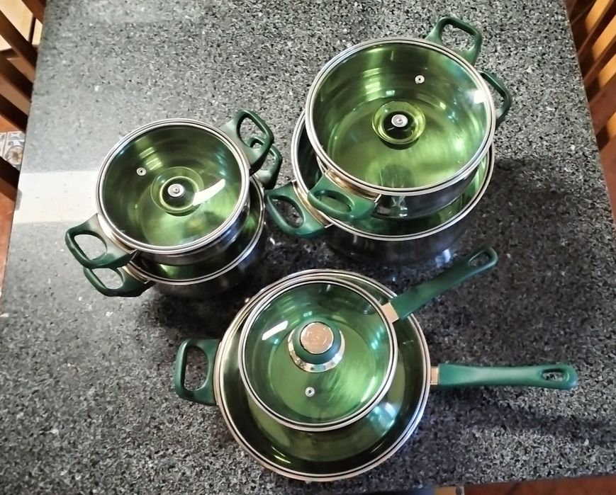 Trem de cozinha de pegas verdes