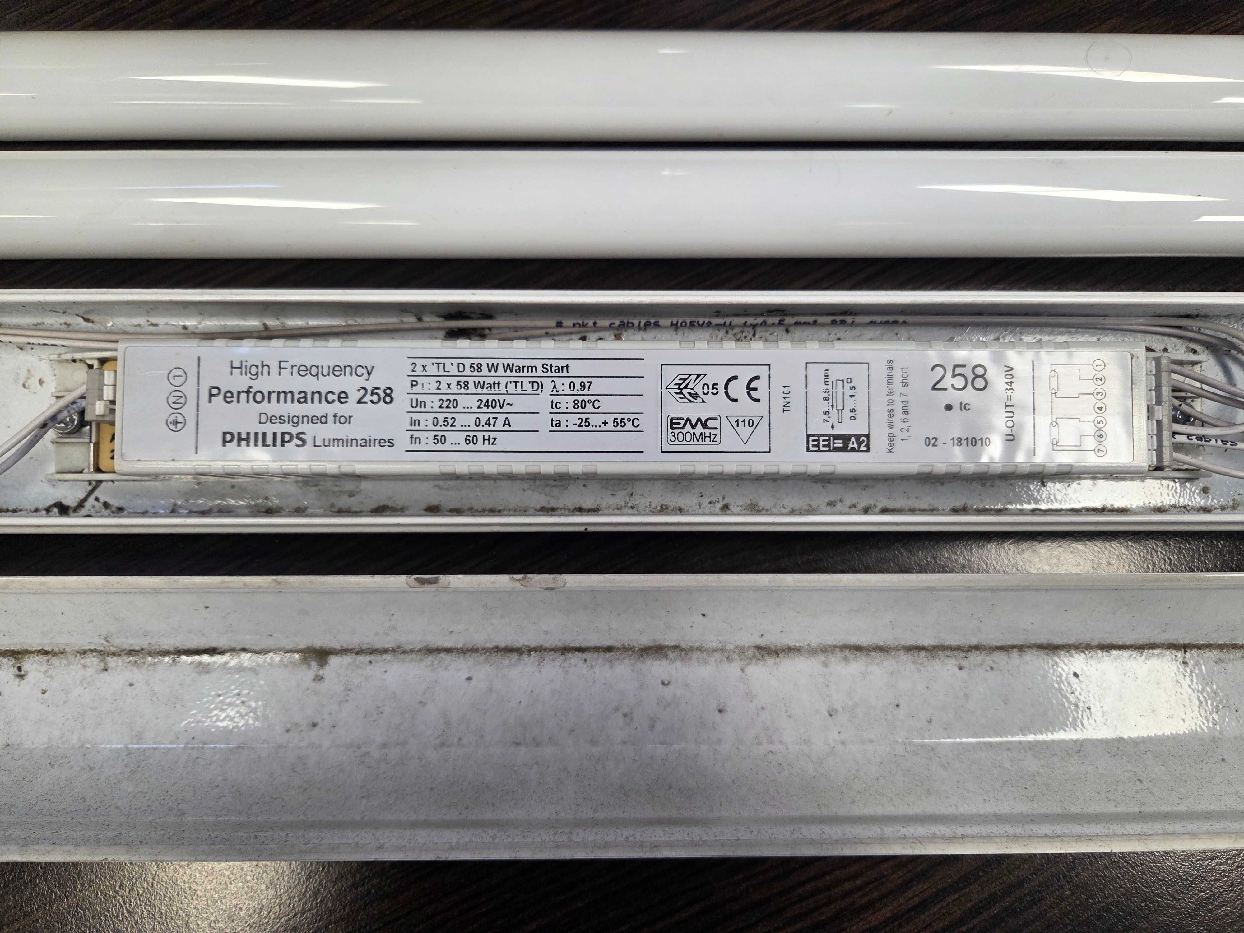 Lampy oprawy PHILIPS TMS022 po demontażu ze świetlówkami 58W/840 OSRAM