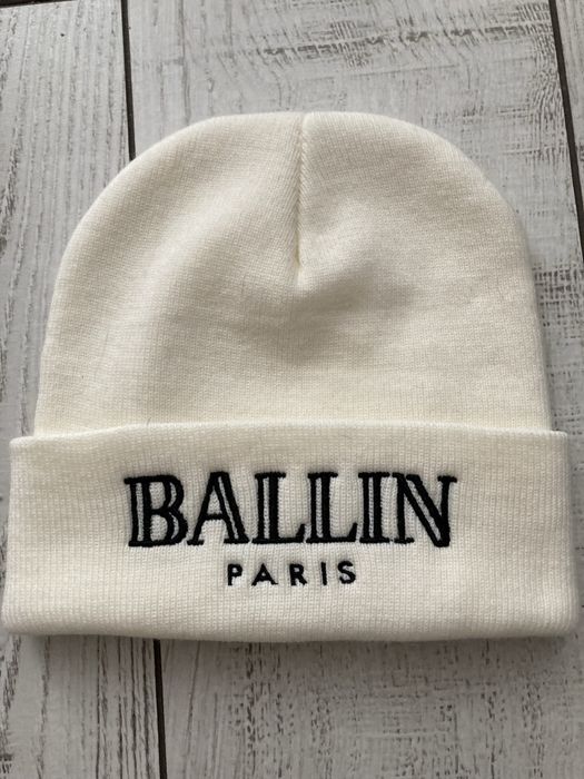 Жіноча шапка білого кольору