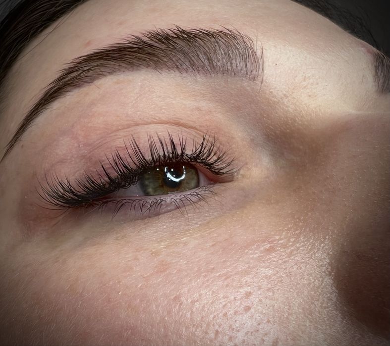 Нарощування вій та фарбування брів