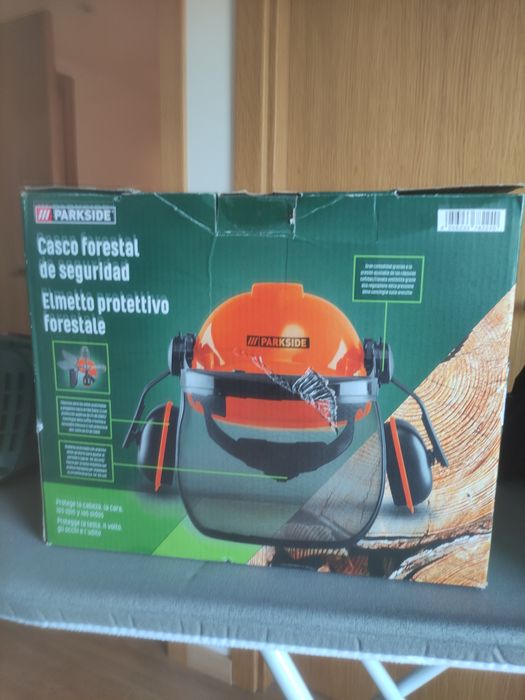 Capacete com proteção ouvidos e olhos