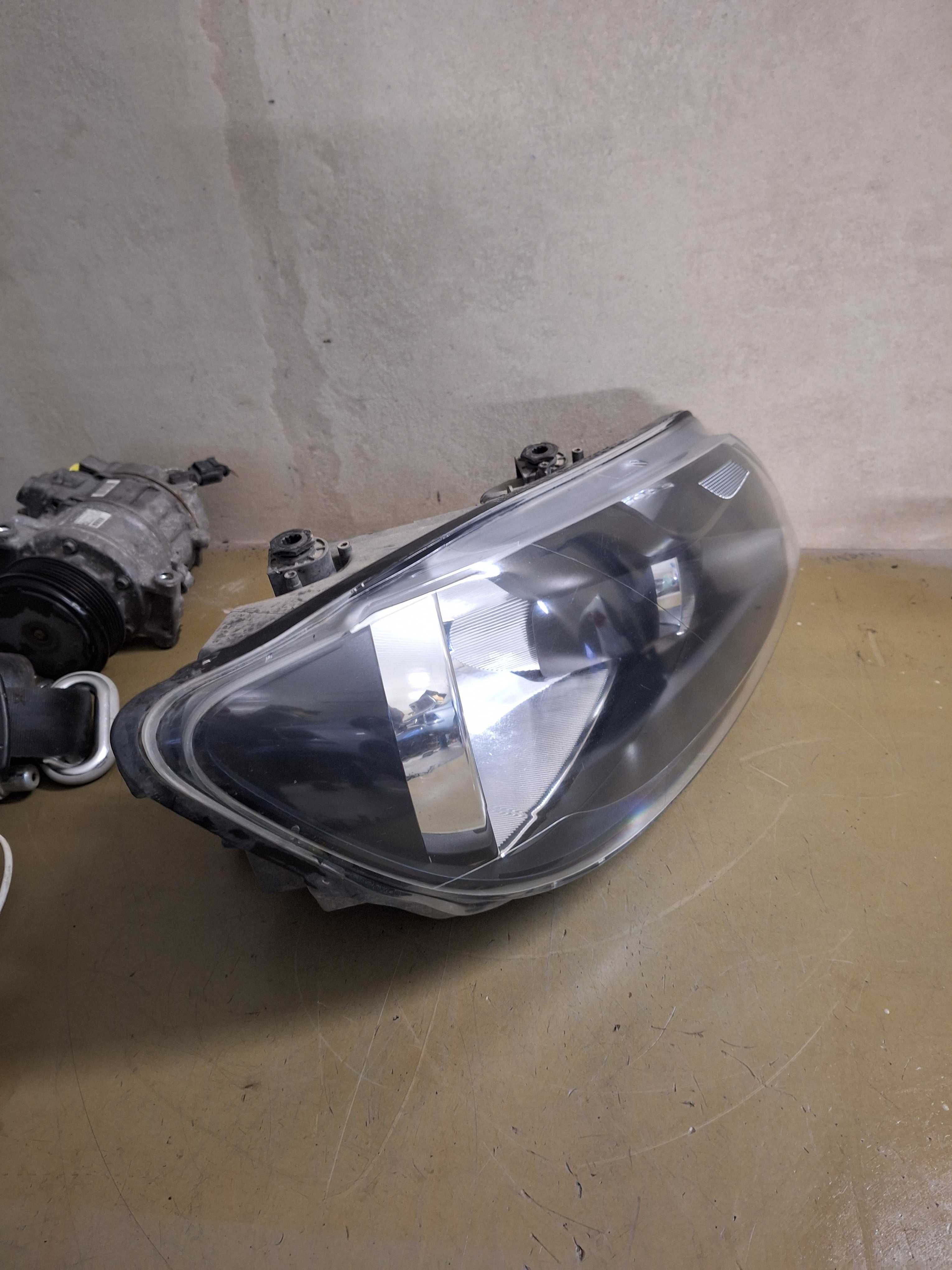 Lampa prawa  vw caddy 10-15r oryginał europa