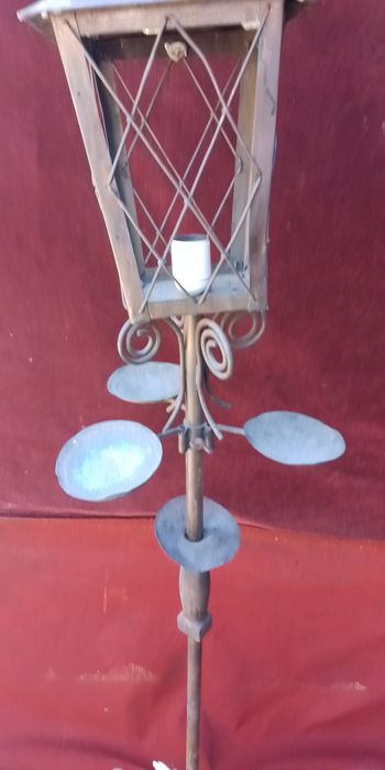 Lampa ogrodowa podłogowa wykonana z miedzi