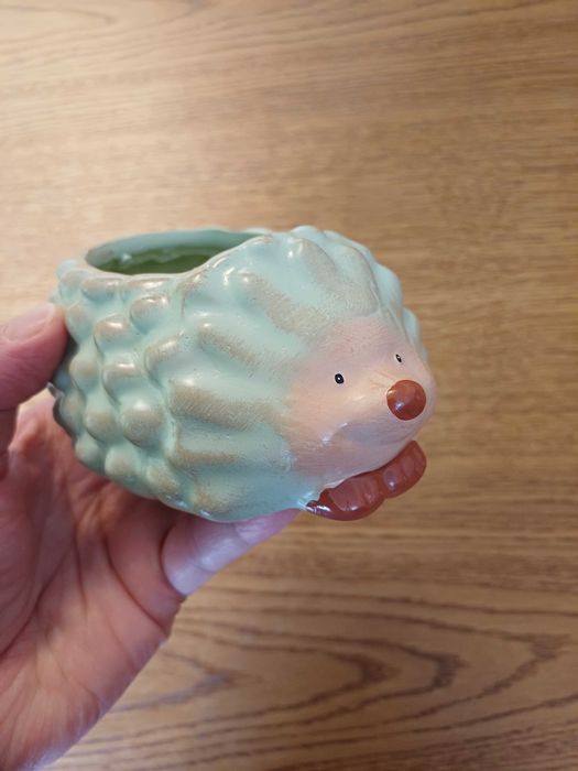 Sympatyczny jeżyk osłonka na doniczkę z żywicy