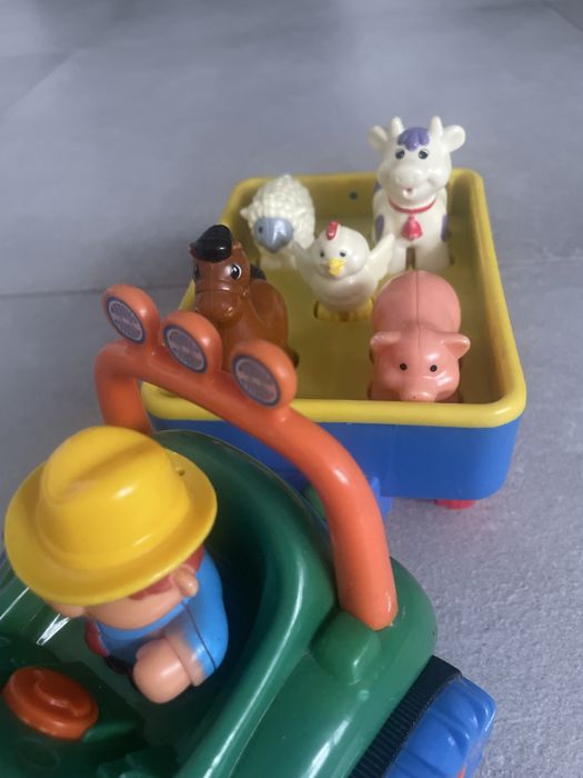 Трактор зі звірами