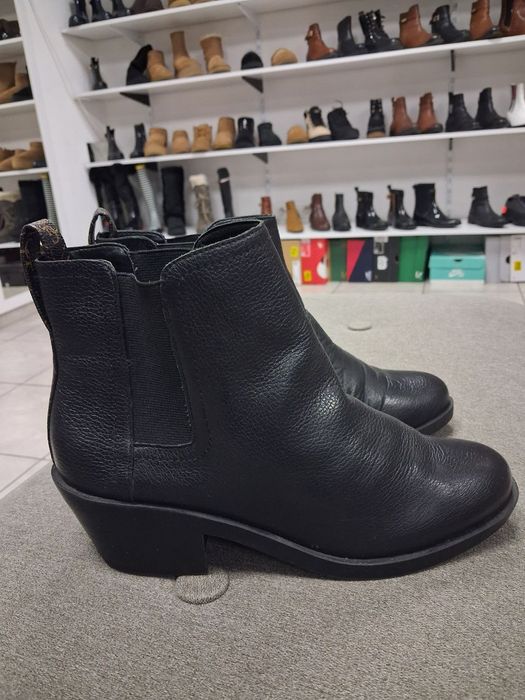 Півчобітки Guess originally