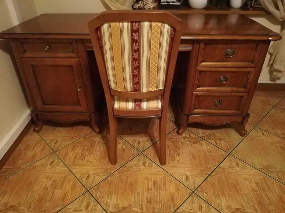 drewniany stół z 4 krzesłami