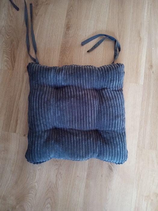 Grafitowe poduszki na krzesła