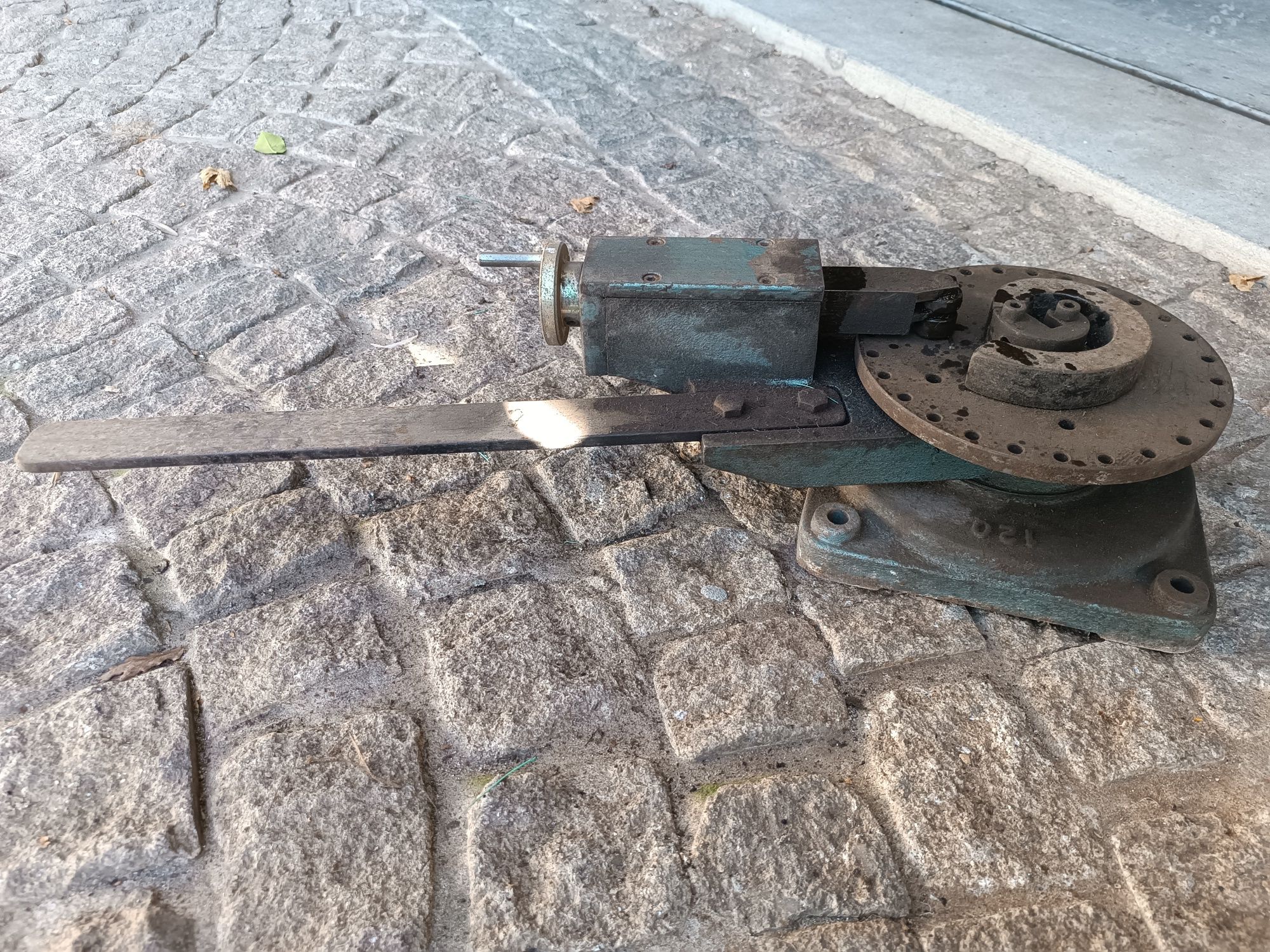 Máquina de corte de ferro e outra de moldar ferro