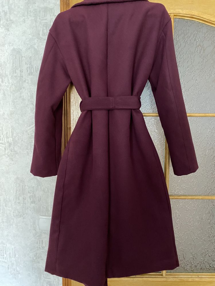 Жіноче пальто бордового кольору