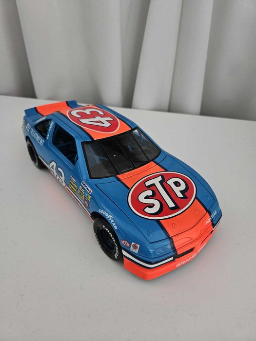 Model kolekcjonerski Pontiac NASCAR 1:18 ERTL