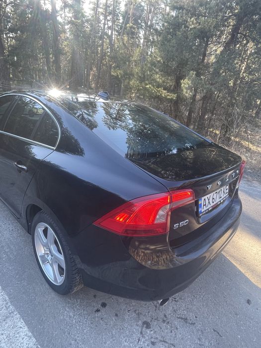 Автомобиль Volvo s60 2,5т