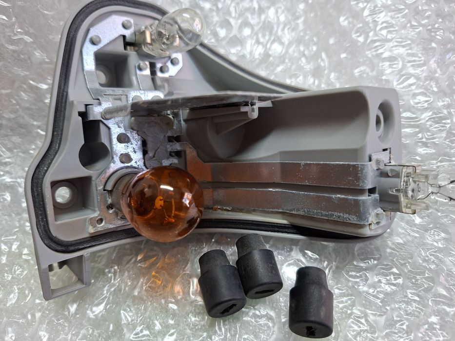 Farolim traseiro direirto e porta lampadas esquerdo Audi A4 B8