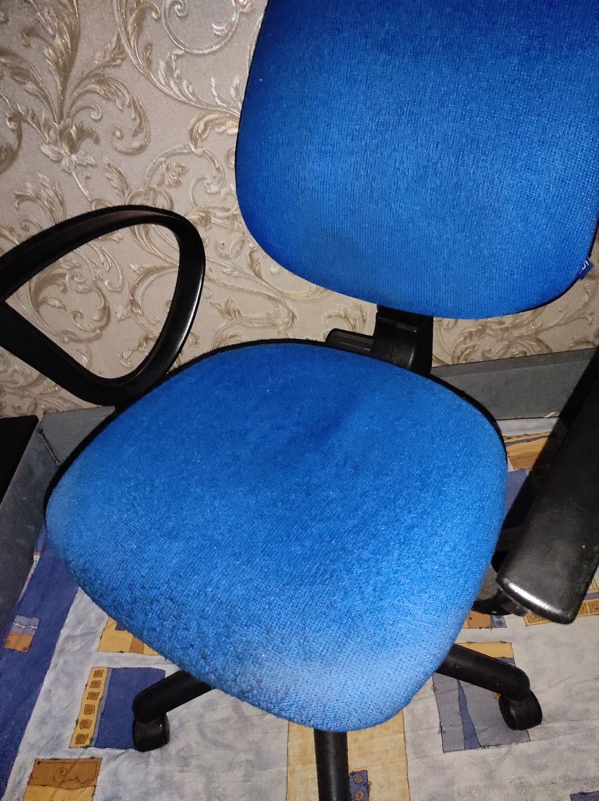 Стул на колесиках