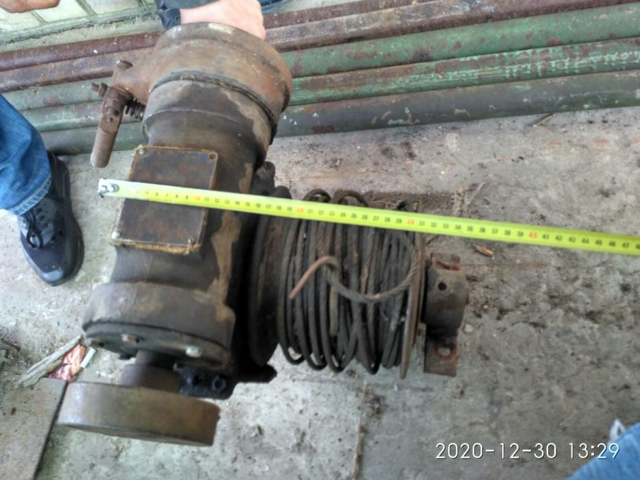 Продам лебёдку на станине без электродвигателя.