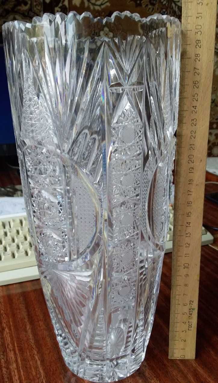 Две хрустальные вазы