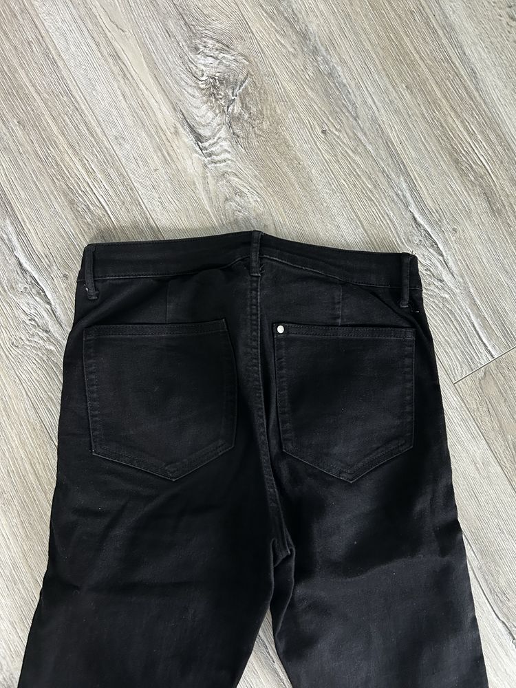 Czarne jeansy rurki skinny