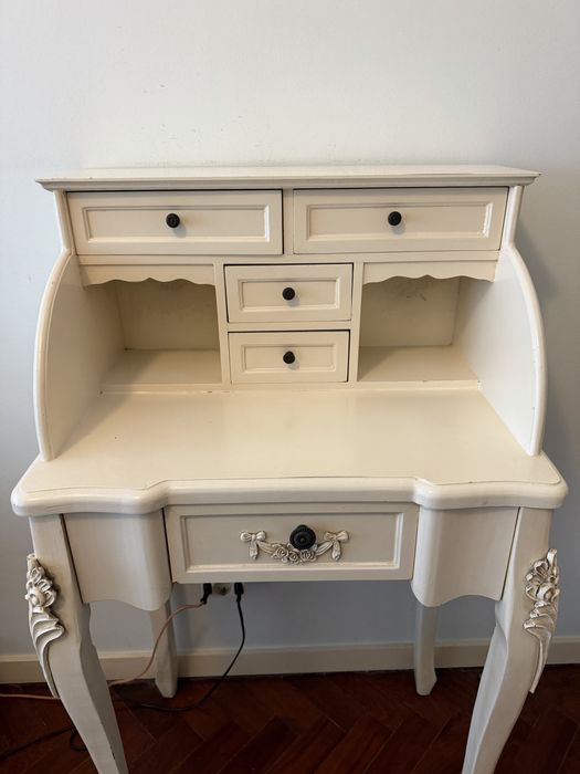 Móvel branco vintage estilo antigo Gato Preto