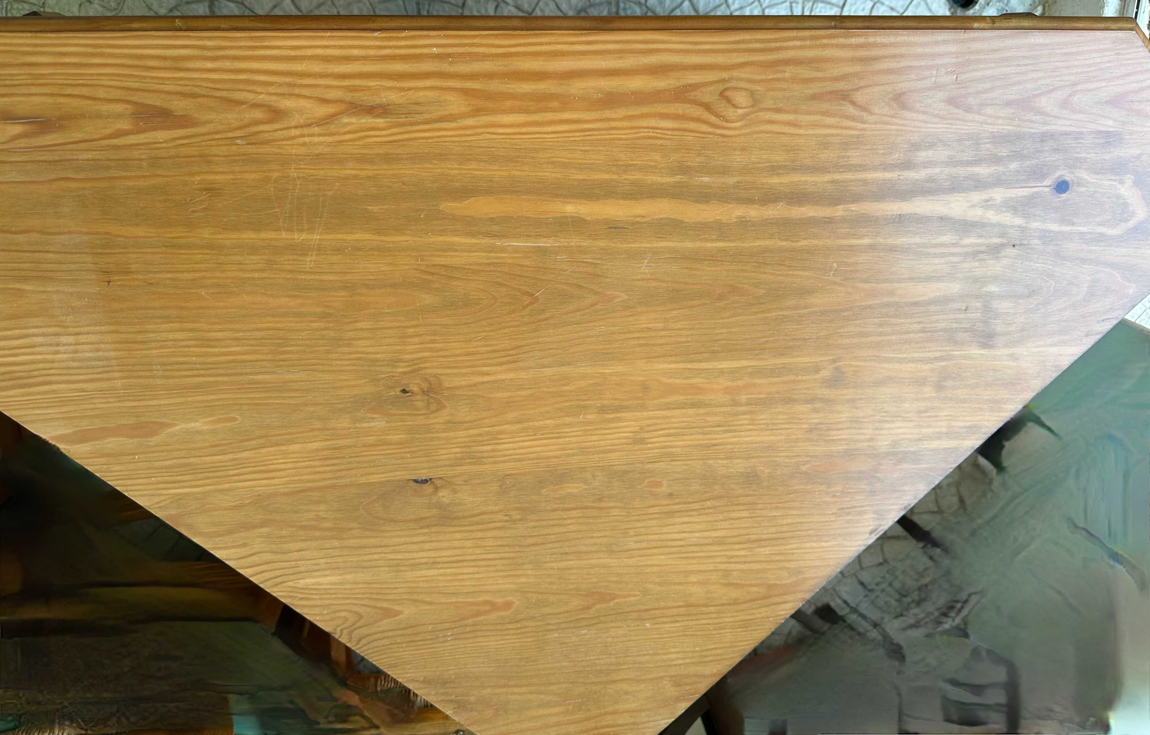 Mesa de canto para TV com porta e armário