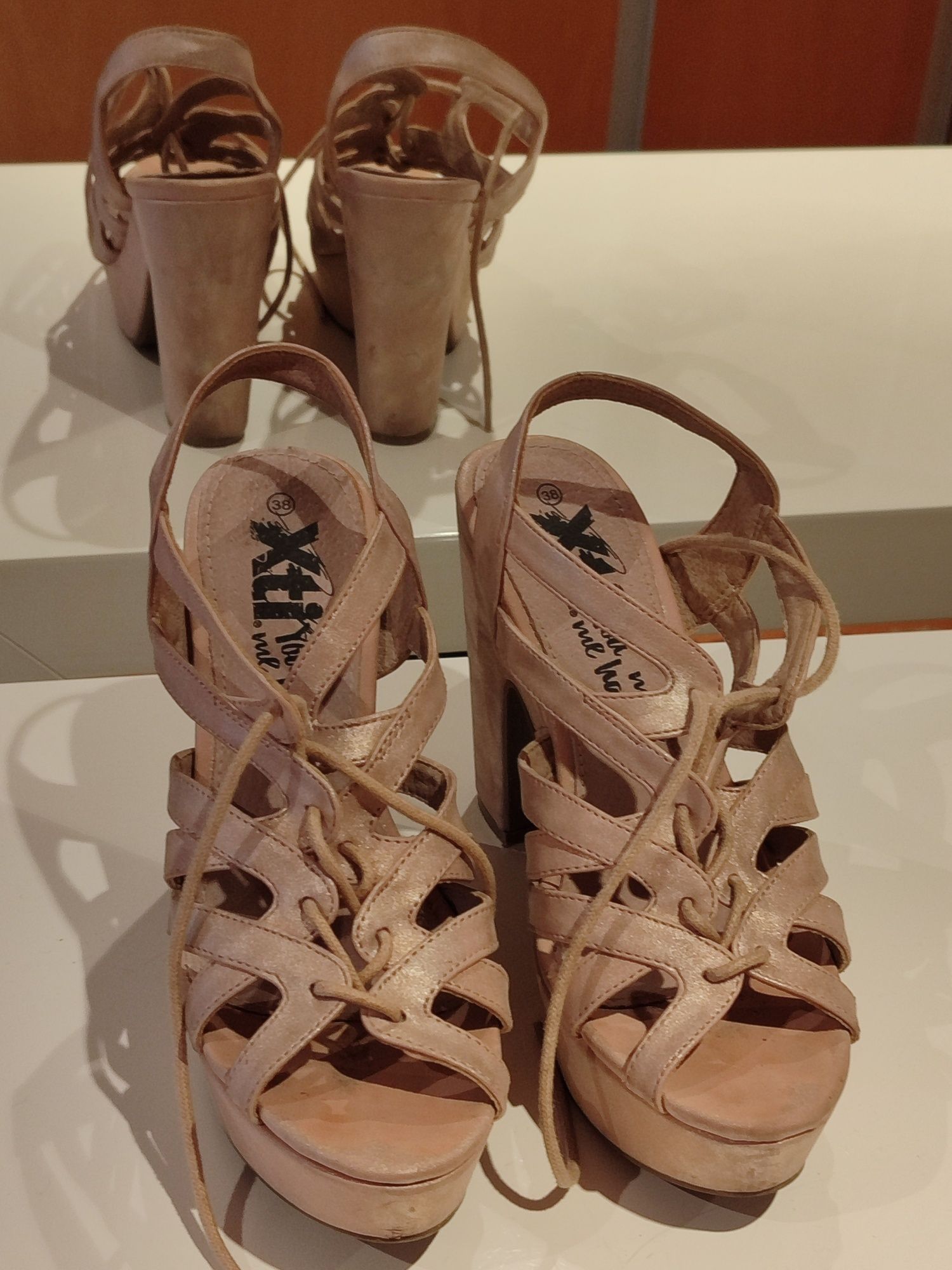 5 pares de sandálias