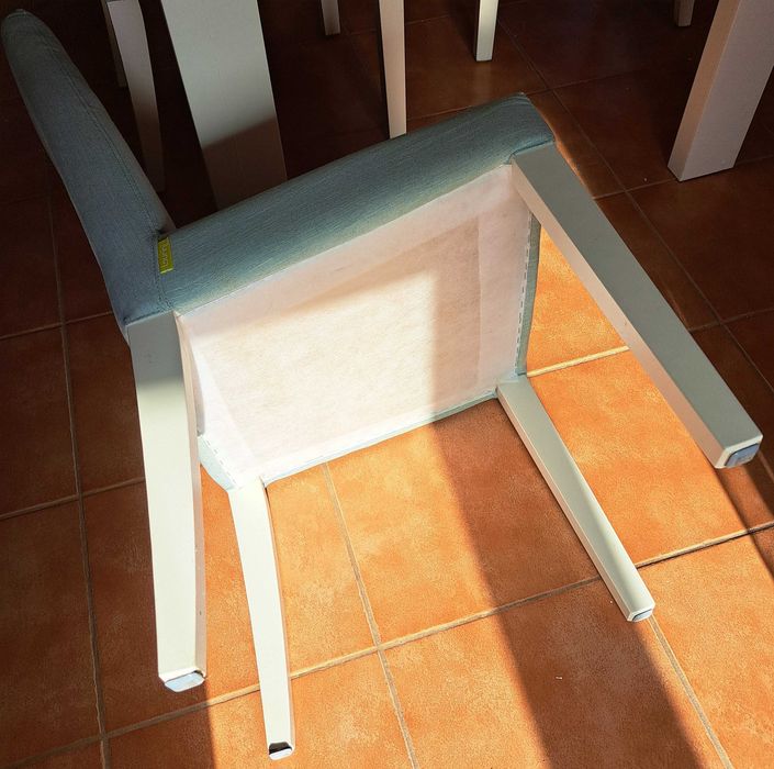 Vendo mesa e cadeiras