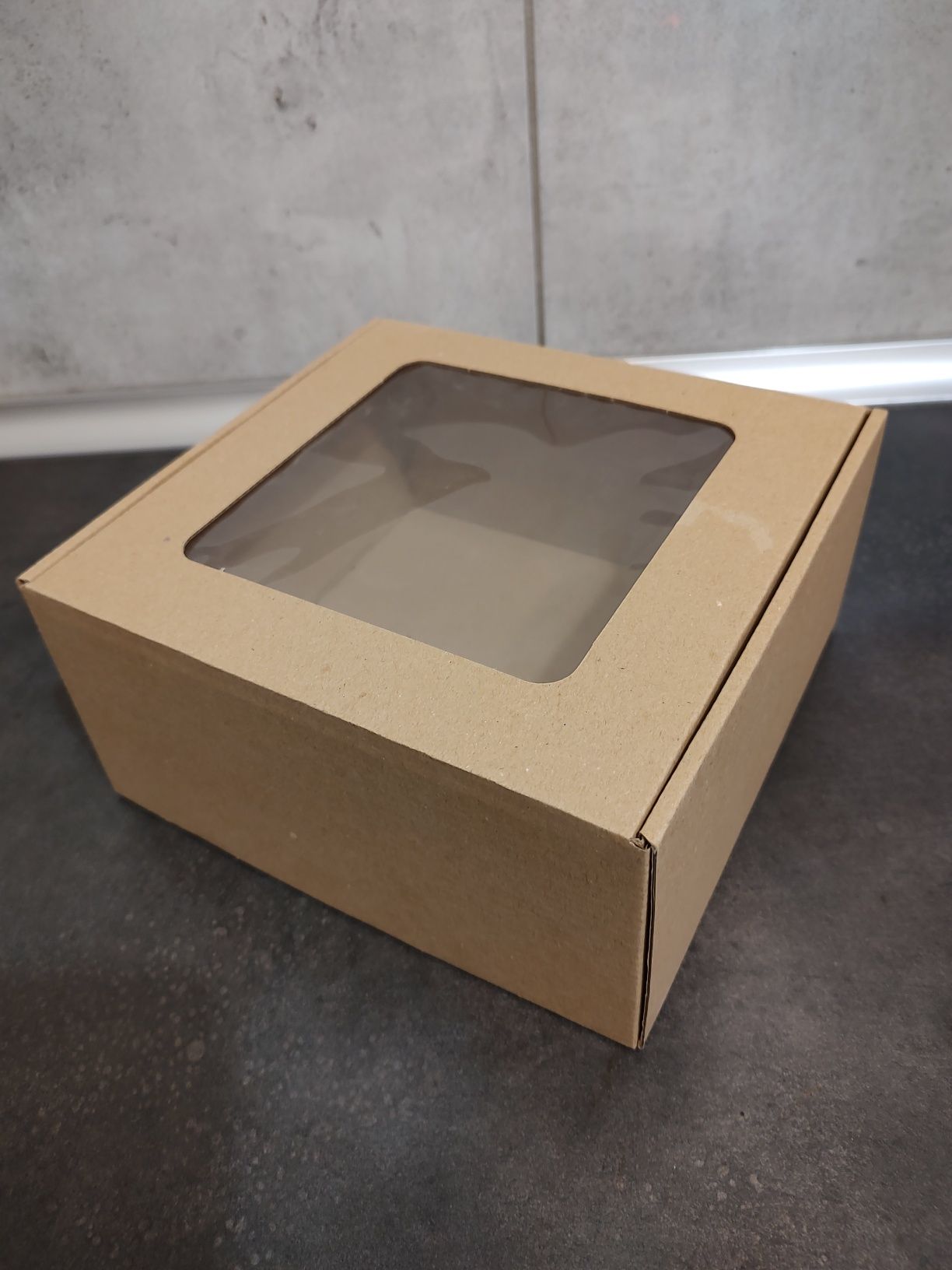 Pudełka kartonowe z okienkiem. 20x20x10 18 sztuk