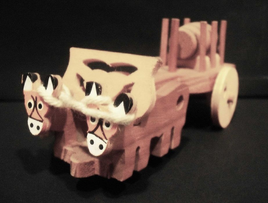 Antigo carro de bois em madeira ORIGINAL - anos 60 em miniatura