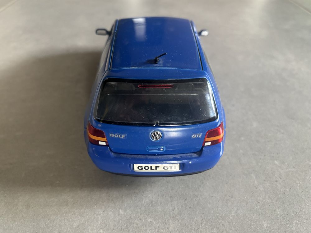 Model Revell skala 1/18 VW Volkswagen Golf 4 GTI niekompletny