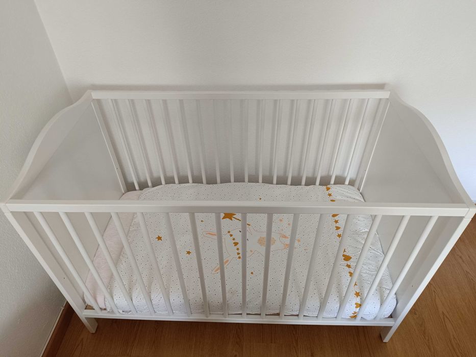 Cama de grades IKEA + colchão e edredom