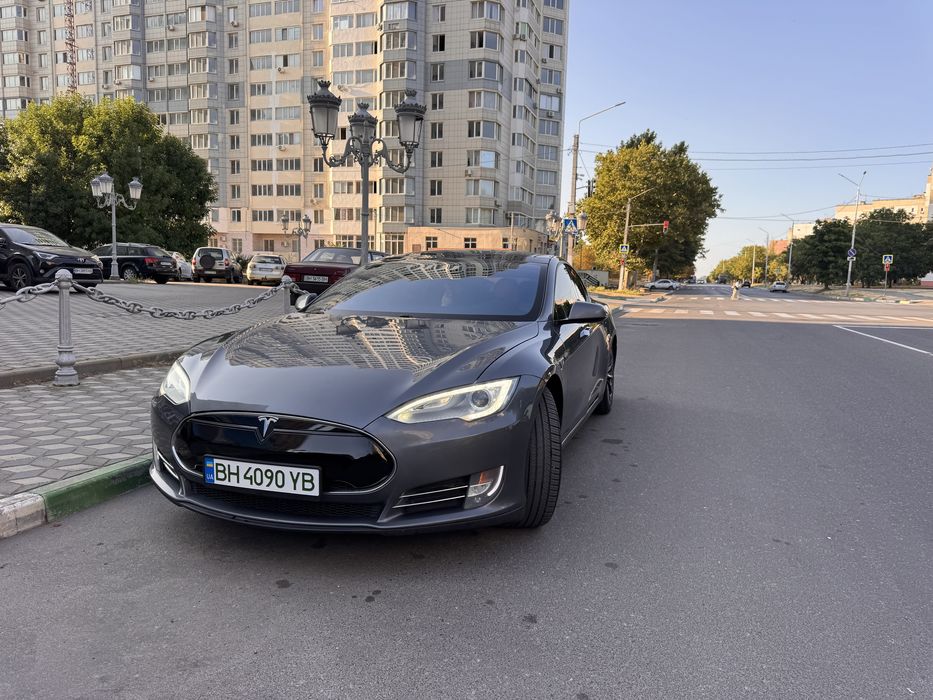 Tesla model S P85