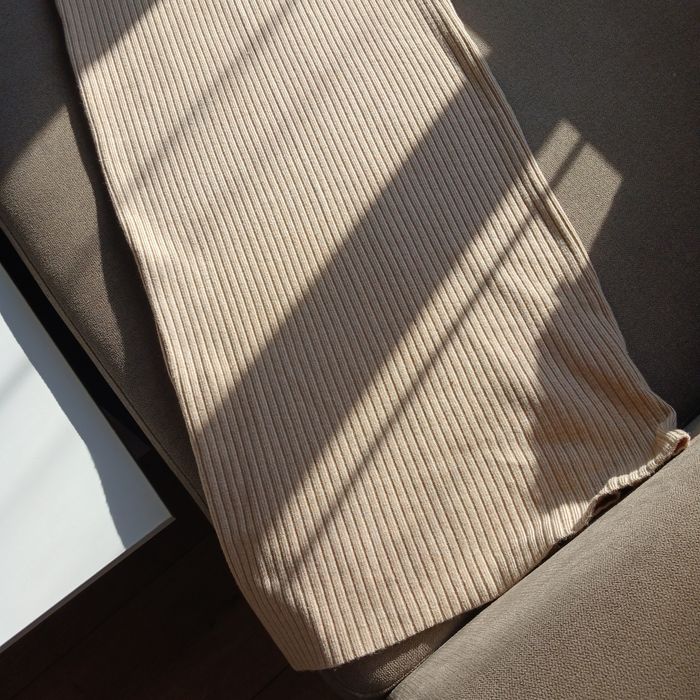 Трикотажна сукня міді в рубчик бренду  EDITED