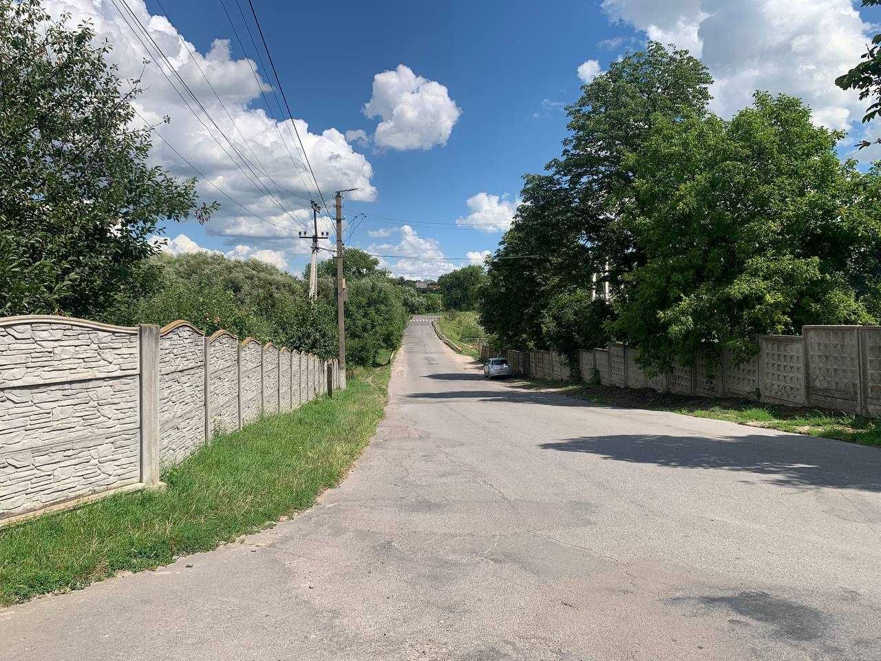 земельна ділянка. поруч маршрутка