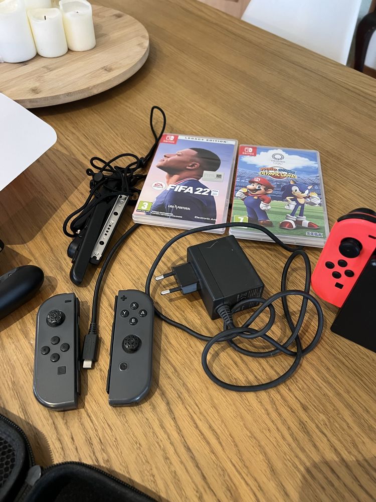 Nintendo Switch c/ acessorios e 2 jogos. Não faço envios.
