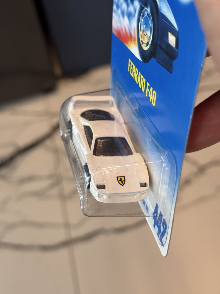 Hot Wheels FERRARI F40 potęga! Biała, otwierana klapa, 34 lata model