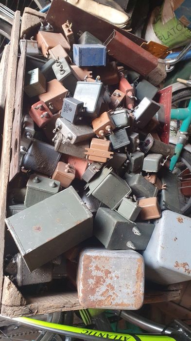 Конденсатори, різної ємності та розмірів