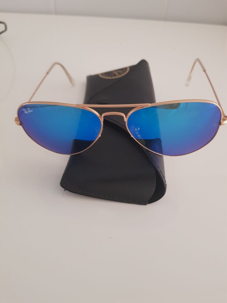 Óculos azuis dourados Ray-Ban novos sem etiqueta.