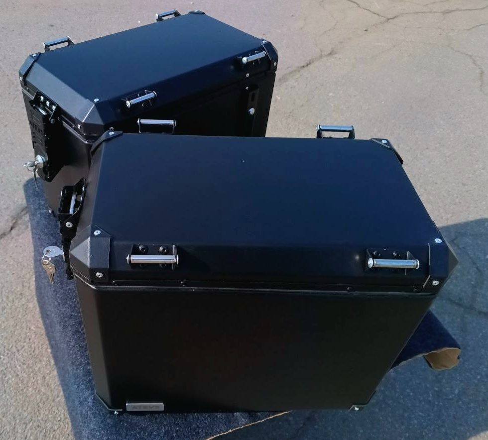 Бокові алюмінієві кофри 32 л ATEVS – Нові, з кріпленням та замком
Укра