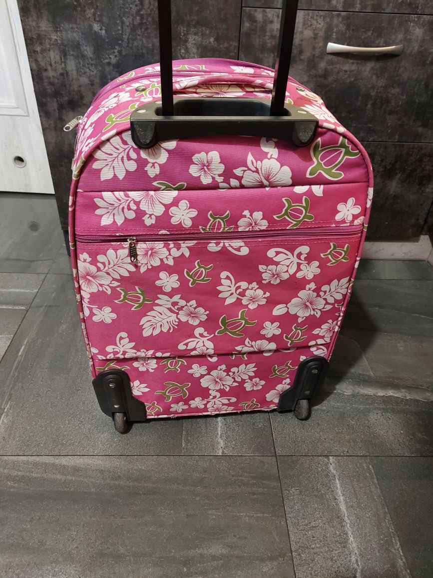 Duża walizka turystyczna na kółkach z rączką do prowadzenia