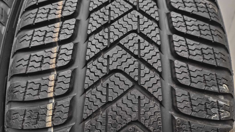 Шини 245/45R18 Pirelli . 8,3мм. Continental